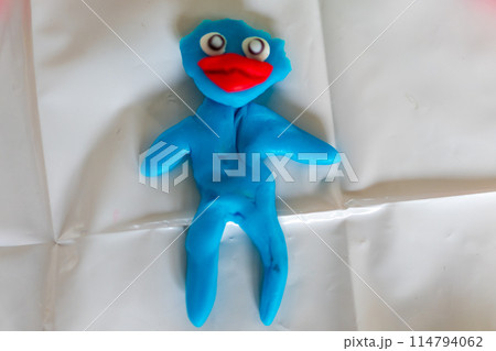 子供が粘土で作った青いキャラクターのおもちゃの写真素材 [114794062