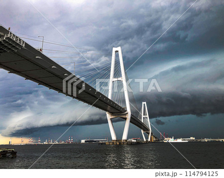 アーチ雲と名港トリトン 114794125