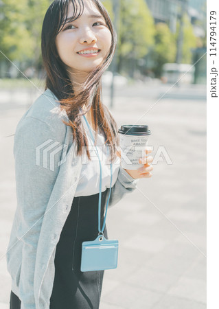 ホットコーヒーをテイクアウトした働く女性 ホットコーヒーをテイクアウトした働く女性 114794179
