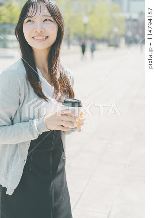 ホットコーヒーをテイクアウトした働く女性 114794187