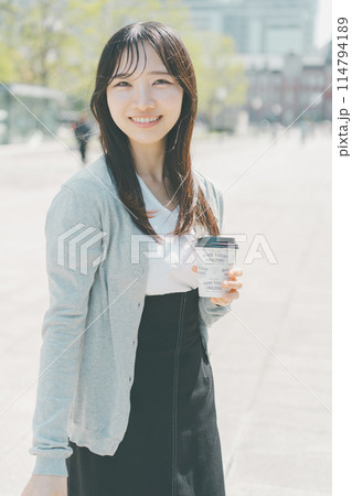 ホットコーヒーをテイクアウトした働く女性 ホットコーヒーをテイクアウトした働く女性 114794189