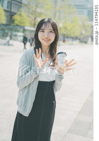 ホットコーヒーをテイクアウトした働く女性 114794191