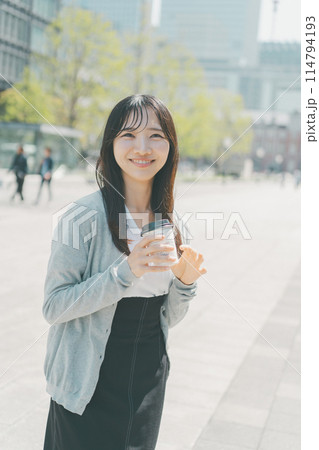 ホットコーヒーをテイクアウトした働く女性 ホットコーヒーをテイクアウトした働く女性 114794193