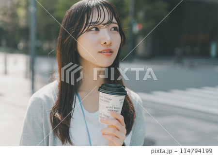 ホットコーヒーをテイクアウトした働く女性 114794199