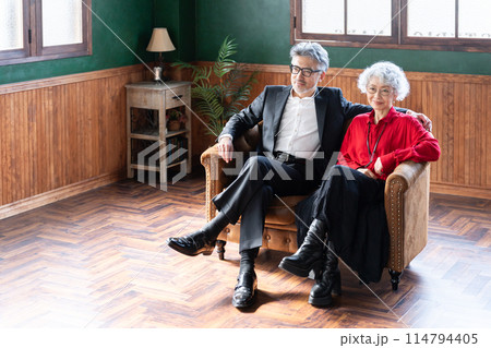 おしゃれなファッションのシニア夫婦 114794405