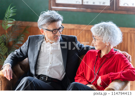 おしゃれなファッションのシニア夫婦 おしゃれなファッションのシニア夫婦 114794413