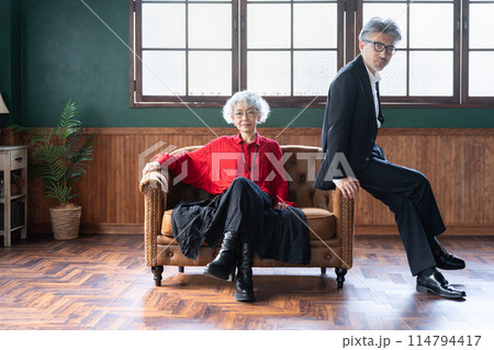 おしゃれなファッションのシニア夫婦 おしゃれなファッションのシニア夫婦 114794417