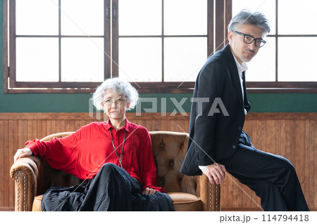 おしゃれなファッションのシニア夫婦 114794418