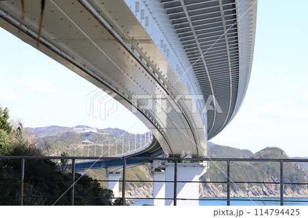 大鳴門橋 下から見る 門崎高架橋（兵庫県 淡路島） 114794425