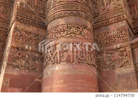 Stone carving on Qutub Minar, Delhi, India 114794730