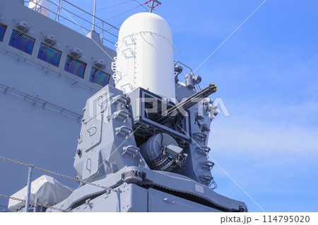 海上自衛隊の輸送艦くにさきの機関砲 114795020