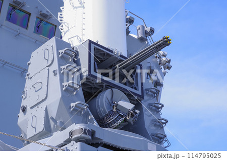 海上自衛隊の輸送艦くにさきの機関砲 114795025