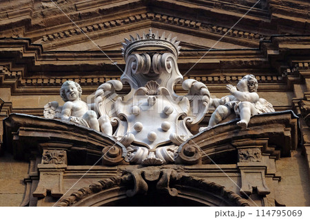 The Medici arms and two angels over the central circular window of Santi Michele e Gaetano church in Florence, Italy 114795069
