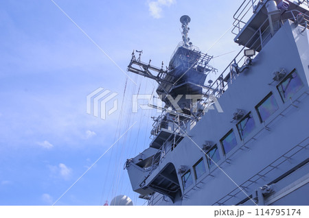 海上自衛隊の輸送艦くにさきの艦橋 114795174