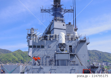 海上自衛隊の輸送艦くにさきの艦橋 114795175