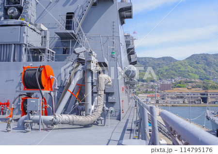海上自衛隊の輸送艦くにさきの艦橋 114795176