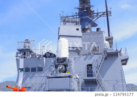 海上自衛隊の輸送艦くにさきの艦橋 114795177