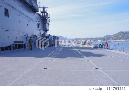 海上自衛隊の輸送艦くにさきの甲板 114795331