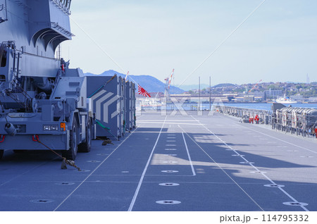 海上自衛隊の輸送艦くにさきの甲板 114795332