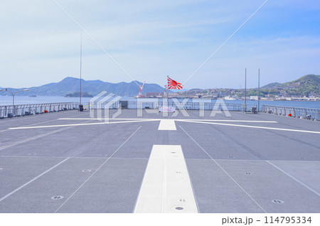 海上自衛隊の輸送艦くにさきの甲板 海上自衛隊の輸送艦くにさきの甲板 114795334