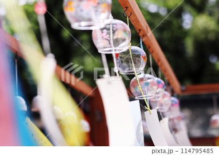 カラフルな夏の風鈴 114795485