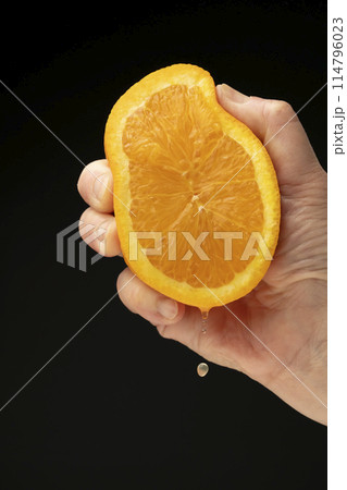 オレンジを絞る 黒背景 オレンジを絞る 黒背景 114796023