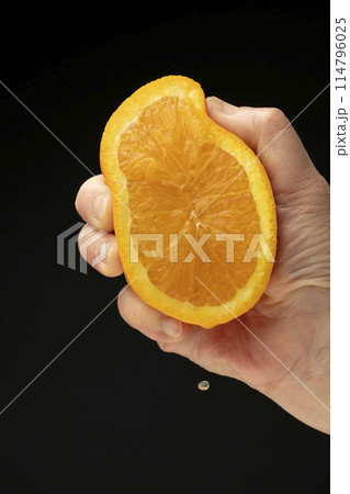 オレンジを絞る　黒背景 114796025