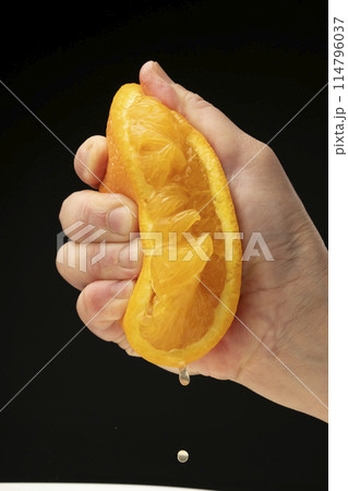 オレンジを絞る 黒背景 オレンジを絞る 黒背景 114796037