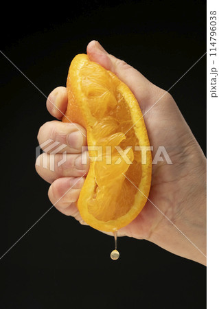 オレンジを絞る　黒背景 114796038