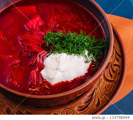 Traditional borscht soup in clay bowl 114796044