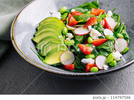 Fresh spinach avocado salad on stylish plate 114797566
