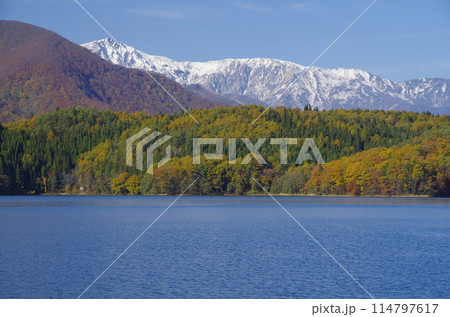 青木湖から望む秋の白馬岳 青木湖から望む秋の白馬岳 114797617