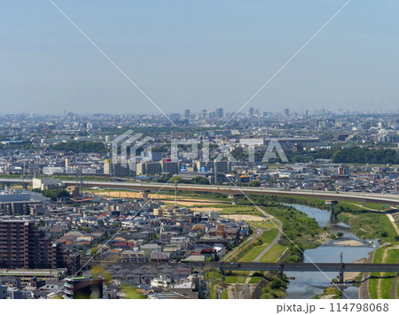 山の展望台から見る街の風景 114798068