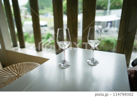 日本酒の試飲 114799302