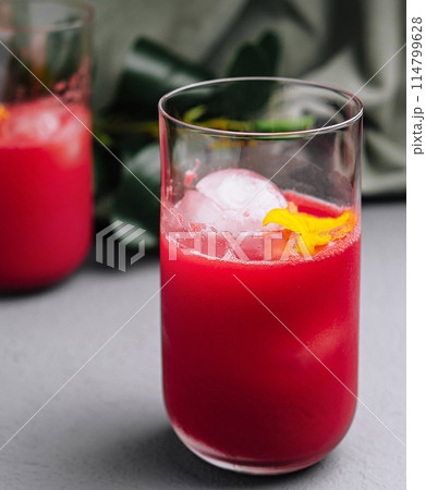 Refreshing red citrus cocktail in glasses 114799628