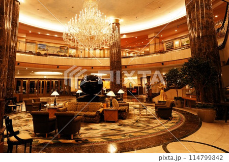 高級ホテルを感じさせる豪華なホテルロビー 114799842