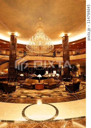 高級ホテルを感じさせる豪華なホテルロビー 高級ホテルを感じさせる豪華なホテルロビー 114799845