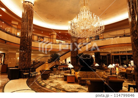 高級ホテルを感じさせる豪華なホテルロビー 114799846