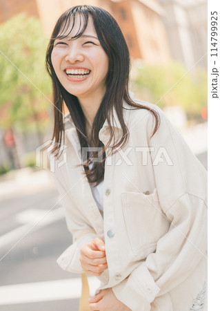 休日に都会を街歩きする若い女性 114799925