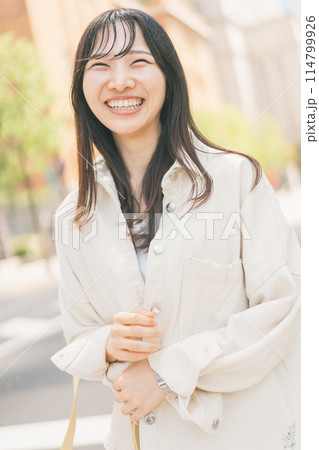 休日に都会を街歩きする若い女性 114799926