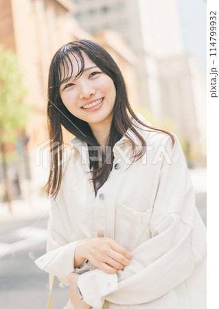 休日に都会を街歩きする若い女性 休日に都会を街歩きする若い女性 114799932