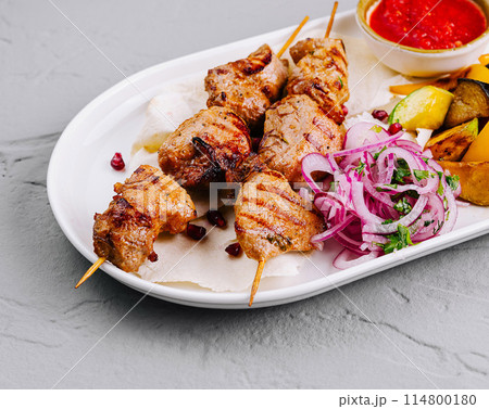 Grilled kebab platter with vegetables and sauce 114800180