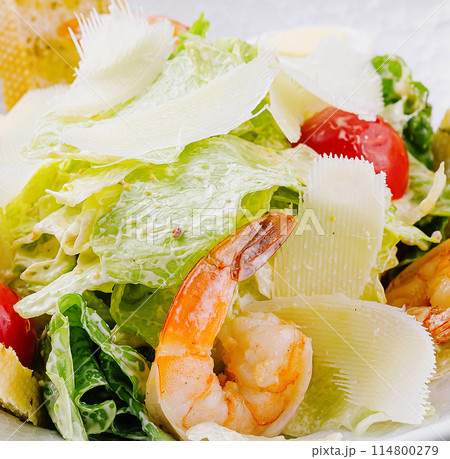 Fresh shrimp caesar salad with parmesan and croutons 114800279