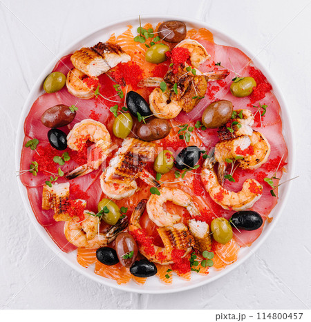 Exquisite seafood platter with shrimp and caviar 114800457