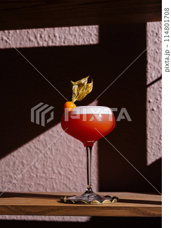 Elegant cocktail in sunlit setting 114801708