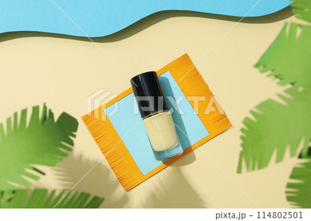 Nail polish with paper decorations of the sea 114802501