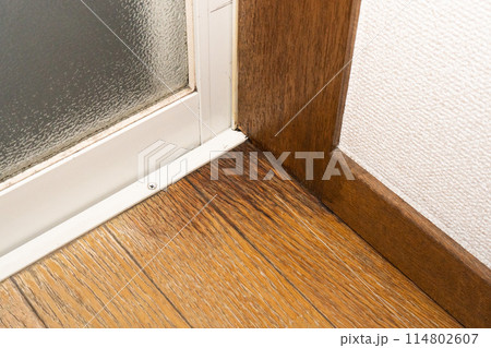 サッシから雨水が侵入しフローリングが浸水(大) サッシから雨水が侵入しフローリングが浸水(大) 114802607