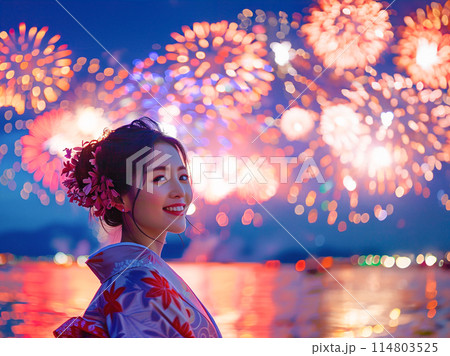 打ち上げ花火と浴衣を着た笑顔の女性 114803525