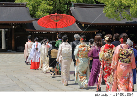 神社での結婚式 神社で結婚式を挙げる花嫁行列 神社での結婚式 神社で結婚式を挙げる花嫁行列 114803884