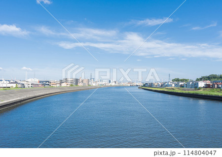 鶴見川にかかる鷹野大橋から海側を見た風景(川崎市・横浜市) 114804047
